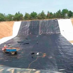 土工膜防滲施工現場
